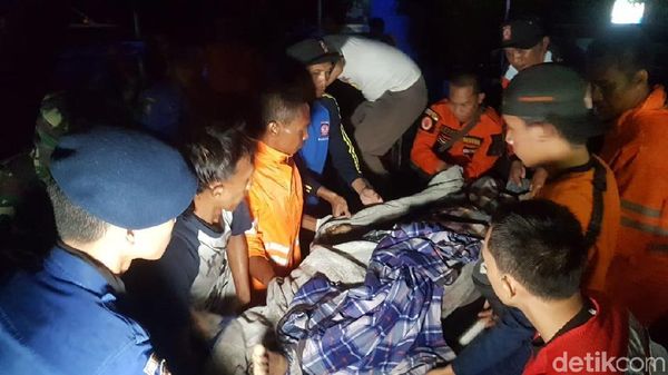 Foto: Korban Tsunami Anyer Dievakuasi ke Puskesmas