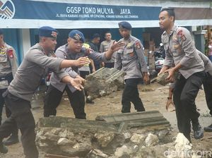 Polisi Bersihkan Puing Bangunan yang Hancur Kena Tsunami Anyer