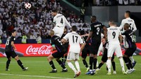 Sergio Ramos menambah gol untuk Madrid lewat sundulan di menit ke-78. Foto: Francois Nel/Getty Images
