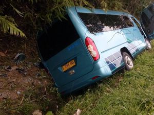 Elf Terperosok ke Parit di Tol Cipularang, Tiga Penumpang Luka