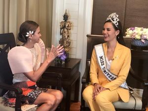 Saat Miss Universe 2018 Tampil Maskulin dengan Jas, Tetap Memukau