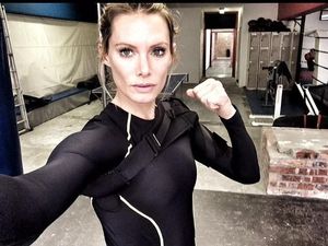 Stuntwoman Cantik Ini Kariernya Hancur Pasca-Kecelakaan di Film Resident Evil