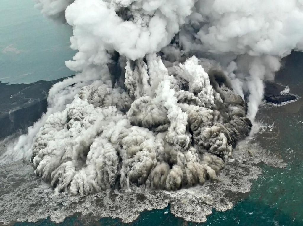Anak Krakatau Siaga, 53 Warga Pulau Sangiang Tak Mau Dievakuasi Anak Krakatau Siaga, 53 Warga Pulau Sangiang Tak Mau Dievakuasi