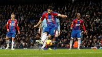 Di babak kedu, Palace kian percaya diri. Gol ketiga pun lahir dari kaki Luka Milivojevic, yang mengeksekusi penalti. Skor 3-1 untuk Palace. (Foto: Carl Recine/Reuters)