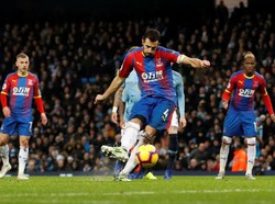 Di babak kedu, Palace kian percaya diri. Gol ketiga pun lahir dari kaki Luka Milivojevic, yang mengeksekusi penalti. Skor 3-1 untuk Palace. (Foto: Carl Recine/Reuters)