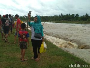 Banjir di Jember Jadi Lokasi Swafoto, Warga: Daripada Stres