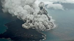 Ngeriii! Begini Kepulan Abu Erupsi Gunung Anak Krakatau