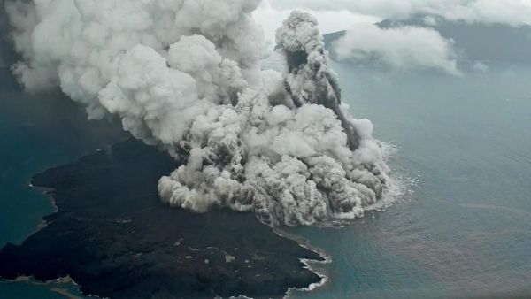 Ngeriii! Begini Kepulan Abu Erupsi Gunung Anak Krakatau