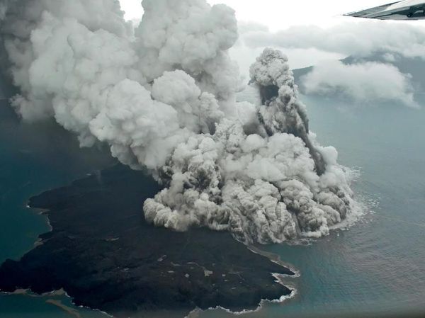 Ngeriii! Begini Kepulan Abu Erupsi Gunung Anak Krakatau