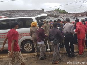 Sempat Lari karena Suara Sirene, Warga Carita Mulai Turun dari Bukit Sempat Lari karena Suara Sirene, Warga Carita Mulai Turun dari Bukit