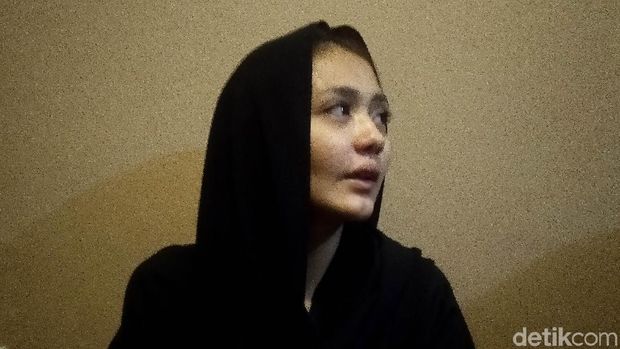Juliana Mochtar, istri Herman 'Seventeen'/ 