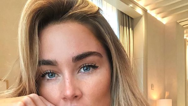 Selebgram Cantik yang Jadi Kontroversi karena Foto Liburan Ketahuan Photoshop