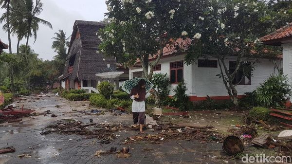 Diterjang Tsunami, Begini Potret Kerusakan di Pantai Anyer Pagi Ini