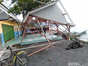 Gelombang Tinggi, Pantai di Lumajang Abrasi dan Tiga Warung Rusak