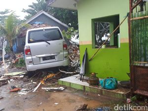 Akses Jalan di Pantai Carita Masih Sulit Dilalui Pascatsunami Akses Jalan di Pantai Carita Masih Sulit Dilalui Pascatsunami