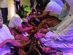 Tangis Histeris Warnai Acara 100 Anak Basuh Kaki Ibu di Kediri