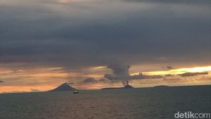 Foto Anak Krakatau 3 Jam Sebelum Tsunami, Asap Membubung Tinggi