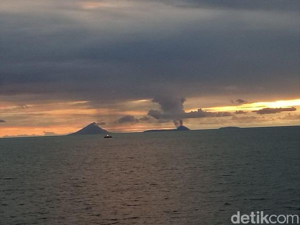Foto Anak Krakatau 3 Jam Sebelum Tsunami, Asap Membubung Tinggi