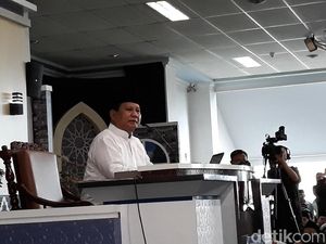 Prabowo Bagikan 1.000 Buku Paradoks Indonesia ke Jemaah MTA