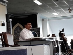 Prabowo Bagikan 1.000 Buku Paradoks Indonesia ke Jemaah MTA