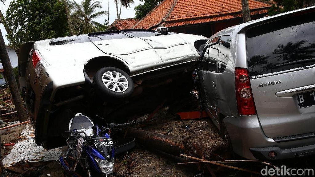 Mobil Bertumpuk, Keganasan Tsunami Anyer Mobil Bertumpuk, Keganasan Tsunami Anyer