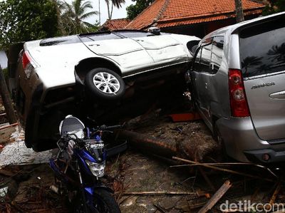 Mobil Bertumpuk, Keganasan Tsunami Anyer