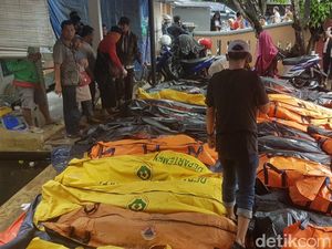 Bikin Pilu! Kantong Mayat Korban Tsunami Berderet di Puskesmas Carita