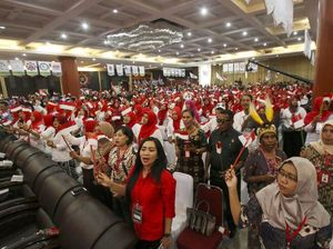 Rieke Diah Pitaloka Pimpin Rapat Akbar Ribuan Buruh Rieke Diah Pitaloka Pimpin Rapat Akbar Ribuan Buruh