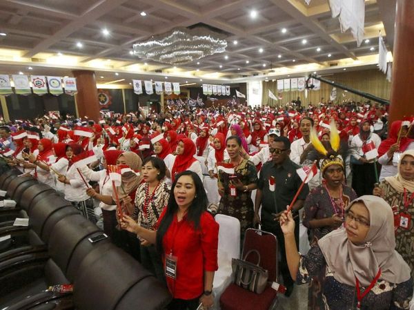 Rieke Diah Pitaloka Pimpin Rapat Akbar Ribuan Buruh