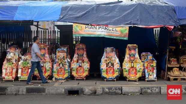 Parsel-parsel yang dijual oleh beberapa toko yang berada di depan Stasiun Cikini pada Minggu (23/12/2018). Tidak hanya makanan ringan tetapi ada juga parsel yang berisi piring dan gelas keramik. CNN Indonesia/Harvey Darian