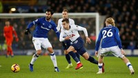 Tottenham lebih baik dalam jumlah tembakan dilepaskan (17-10), tembakan mengarah ke sasaran (8-3), umpan sukses (83%-76%0, sampai penguasan bola (59%-41%). REUTERS/Andrew Yates.