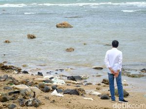 Potret Jokowi di Bibir Pantai Selat Sunda Pasca Terjangan Tsunami