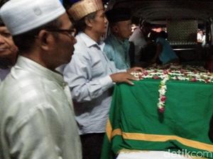 Jenazah Pegawai PLN Korban Tsunami asal Pasuruan Disambut Tangis Jenazah Pegawai PLN Korban Tsunami asal Pasuruan Disambut Tangis