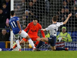 Sementara dua gol Everton datang dari Theo Walcott dan Gylfi Sigurdson. REUTERS/Andrew Yates.