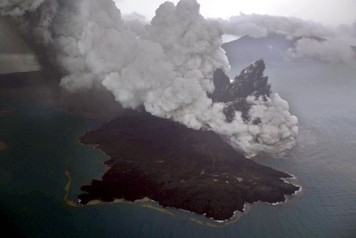 Erupsi Gunung Anak Krakatau. Foto: Antara Foto