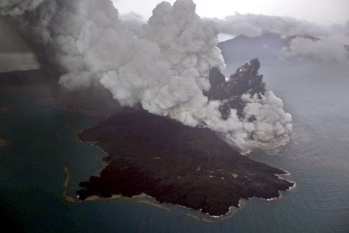 Erupsi Gunung Anak Krakatau. Foto: Antara Foto Erupsi Gunung Anak Krakatau. Foto: Antara Foto