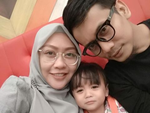 Cindri Wahyuni bersama Inara dan Bani 'Seventeen', semasa hidup/ 