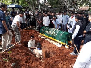 Isak Tangis Iringi Pemakaman Finalis None Jaktim 2017 Korban Tsunami