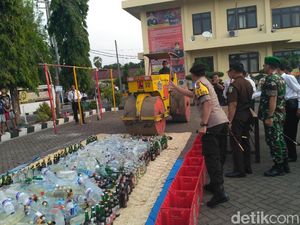 Polisi Situbondo Simulasi Pengamanan Gereja dan Musnahkan Miras Polisi Situbondo Simulasi Pengamanan Gereja dan Musnahkan Miras