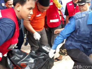 Petugas Temukan 4 Jasad Korban Tsunami di Cinangka Petugas Temukan 4 Jasad Korban Tsunami di Cinangka