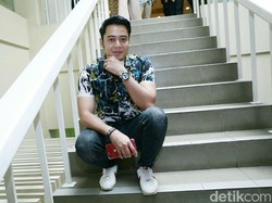 Rangkul Cewek Seksi, Kriss Hatta Bikin Sensasi Baru