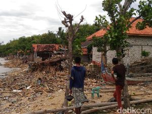 Ombak Besar Terjang Pesisir Sumenep, Porak Porandakan Rumah Warga