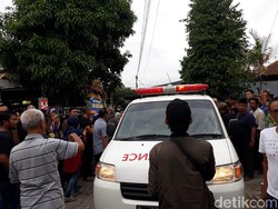 Jenazah Road Manajer Seventeen Tiba di Rumah Duka