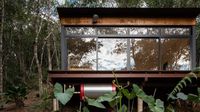Ada Rumah Keren Tapi di Tengah Hutan, Berani Tinggal?