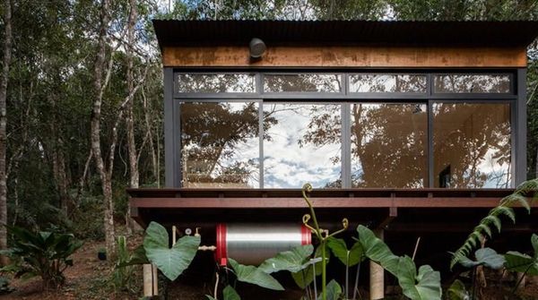 Ada Rumah Keren Tapi di Tengah Hutan, Berani Tinggal?