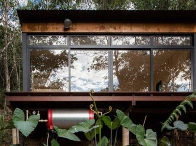 Ada Rumah Keren Tapi di Tengah Hutan, Berani Tinggal?