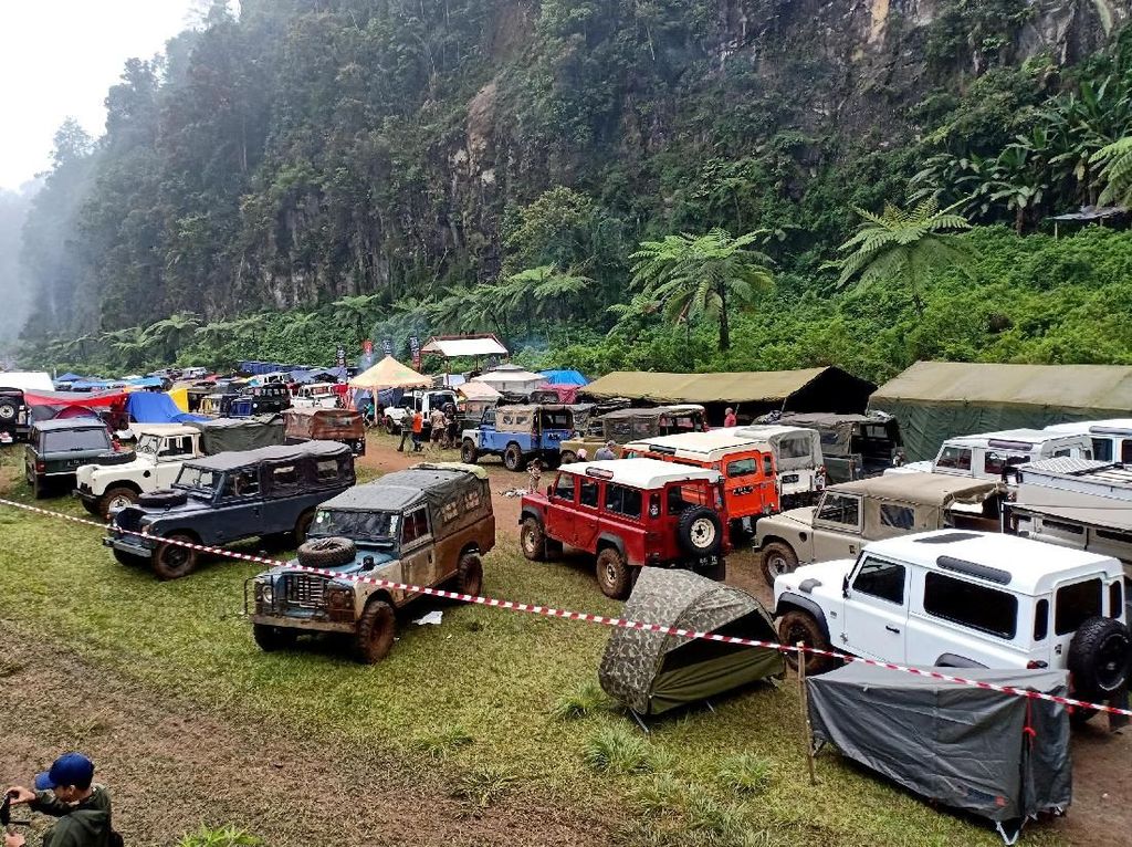 Serunya Saat Pemilik Land Rover Berkumpul di Kaki Gunung Gede