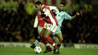 Duel sengit terjadi di markas Coventry City pada 26 Desember 1999. Arsenal secara mengejutkan kalah oleh tim tuan rumah dengan skor 2-3. (Foto: Mark Thompson/Getty Images)