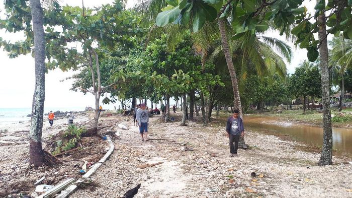 Foto: Warga dan Basarnas Sisir Pantai Tanjung Lesung. (Faiq-detikcom)