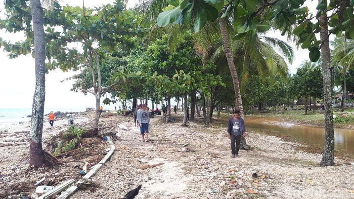 Foto: Warga dan Basarnas Sisir Pantai Tanjung Lesung. (Faiq-detikcom) Foto: Warga dan Basarnas Sisir Pantai Tanjung Lesung. (Faiq-detikcom)